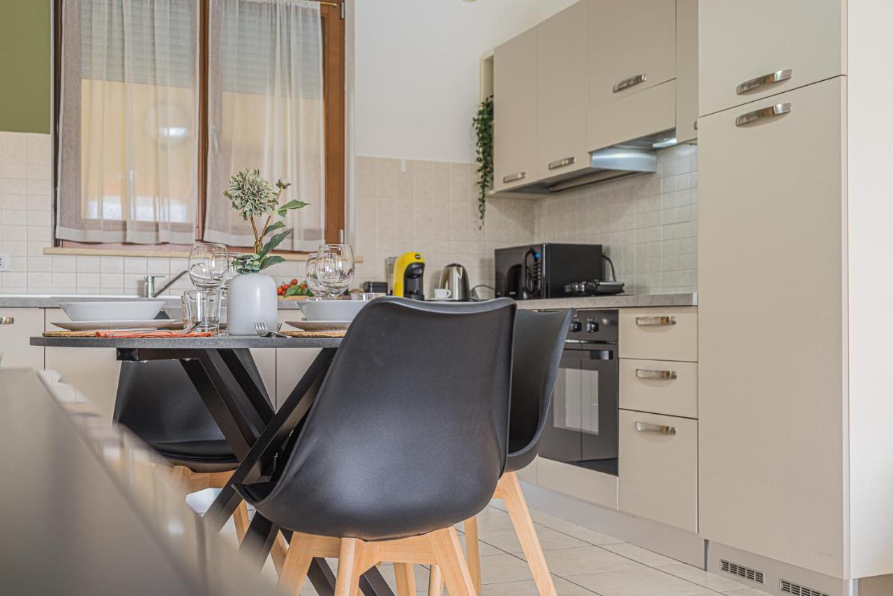 סירמיונה Hygge Family Apartment - One Step Away From The Lake!!! מראה חיצוני תמונה