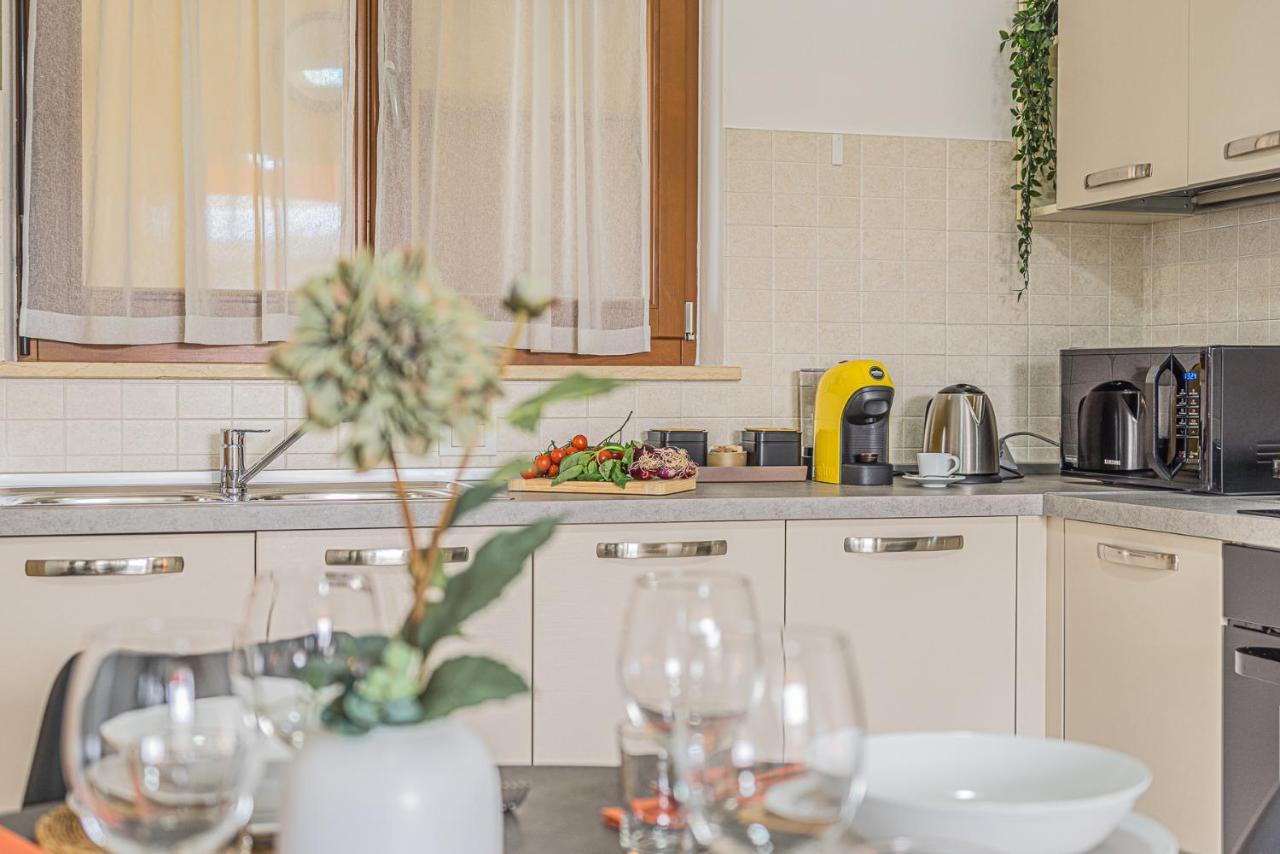 סירמיונה Hygge Family Apartment - One Step Away From The Lake!!! מראה חיצוני תמונה